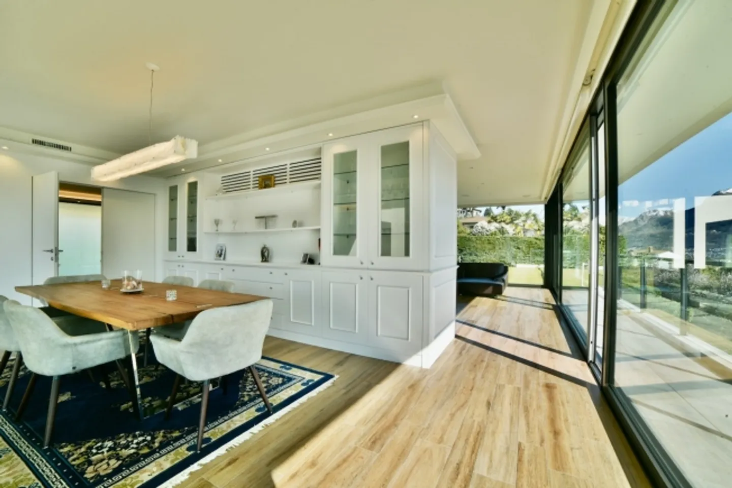 Ultramodern Luxury Villa with Breathtaking Lake and Green Views - Photo 9 of 20