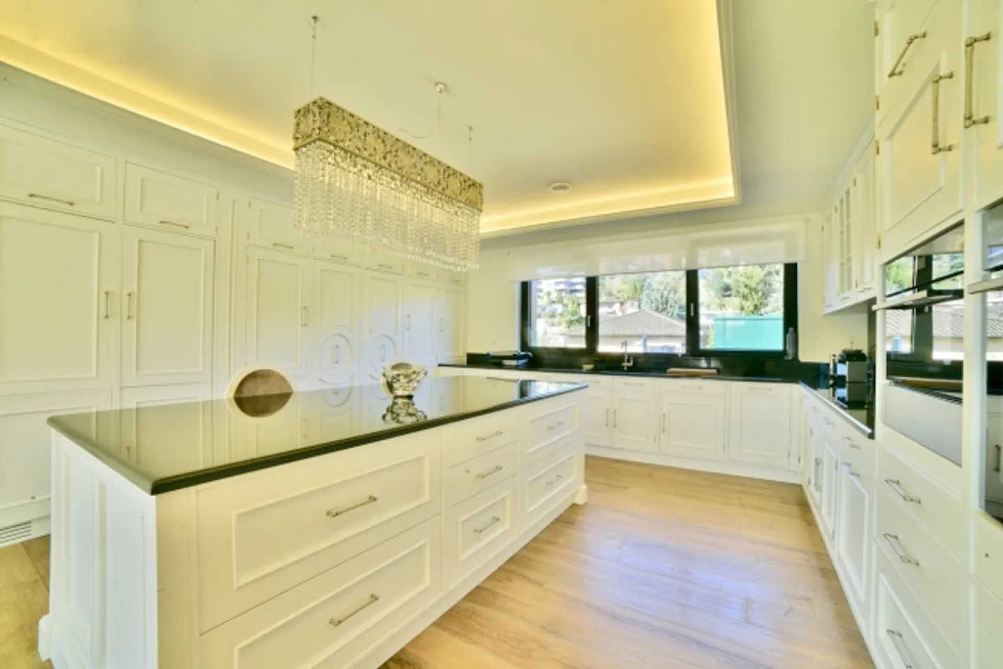 Ultramodern Luxury Villa with Breathtaking Lake and Green Views - Photo 10 of 20