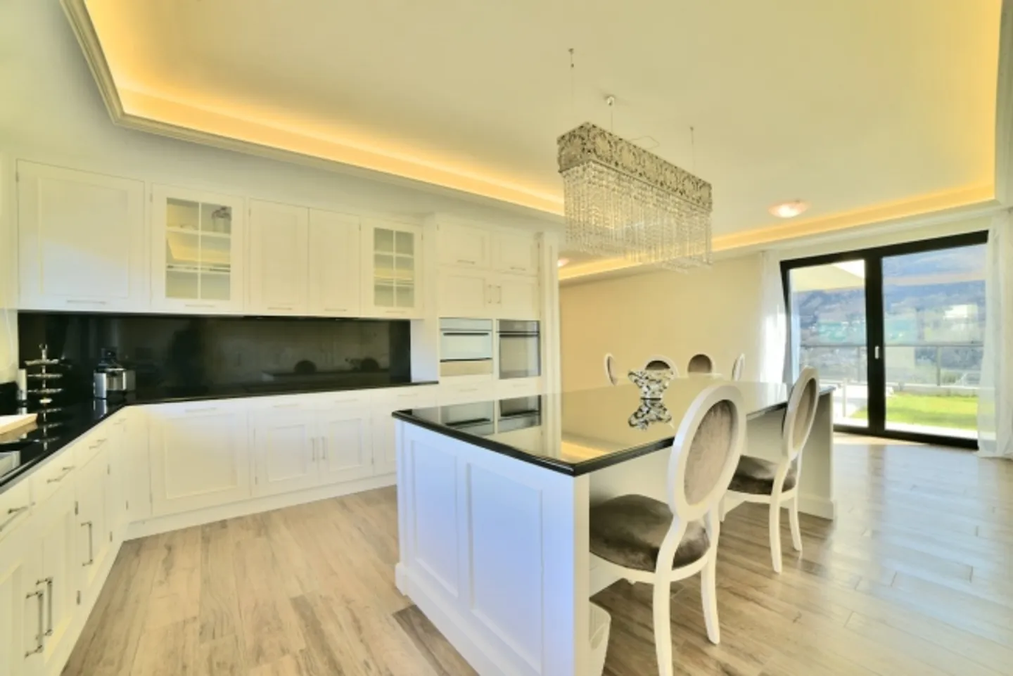 Ultramodern Luxury Villa with Breathtaking Lake and Green Views - Photo 11 of 20