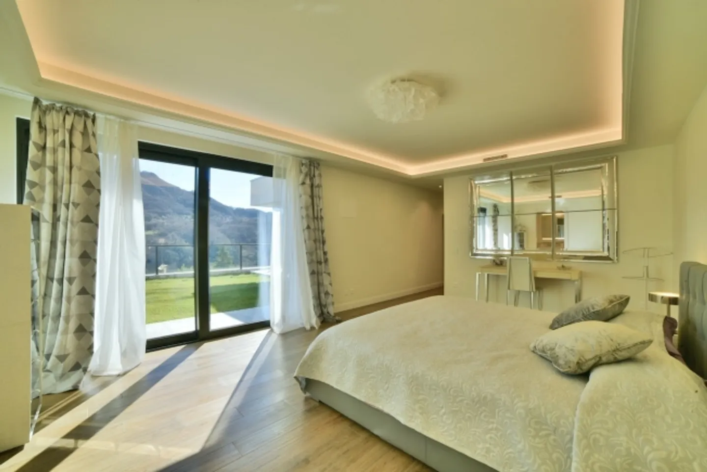 Ultramodern Luxury Villa with Breathtaking Lake and Green Views - Photo 14 of 20