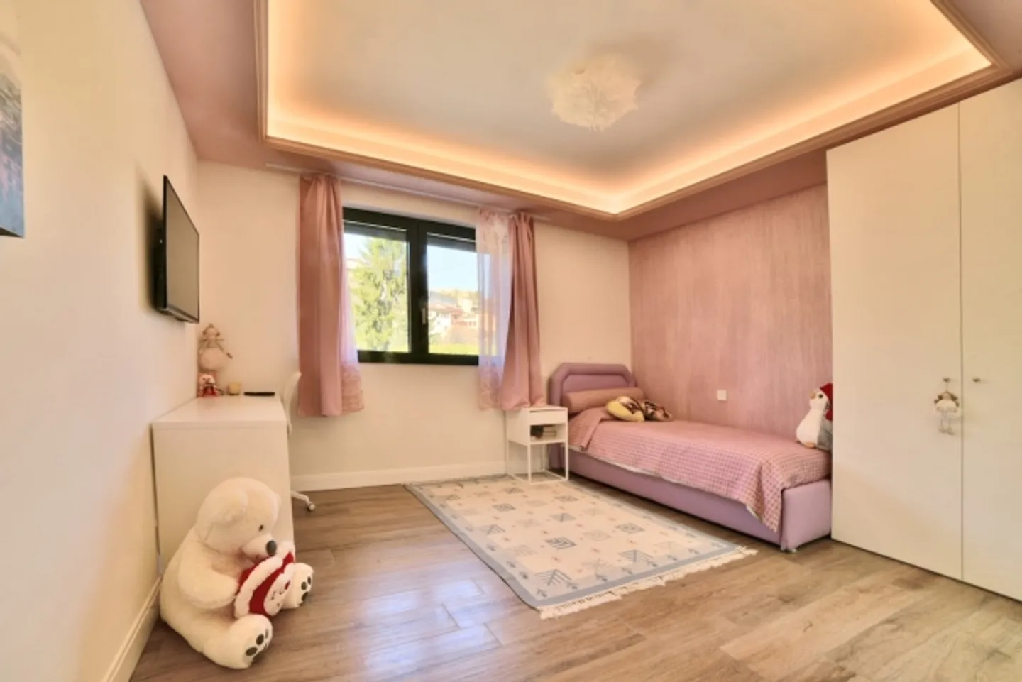 Ultramodern Luxury Villa with Breathtaking Lake and Green Views - Photo 16 of 20