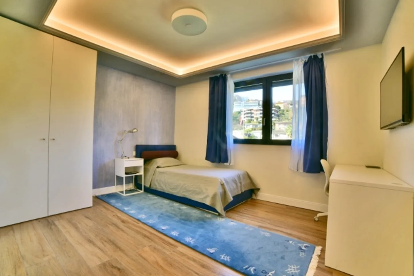 Ultramodern Luxury Villa with Breathtaking Lake and Green Views - Photo 17 of 20