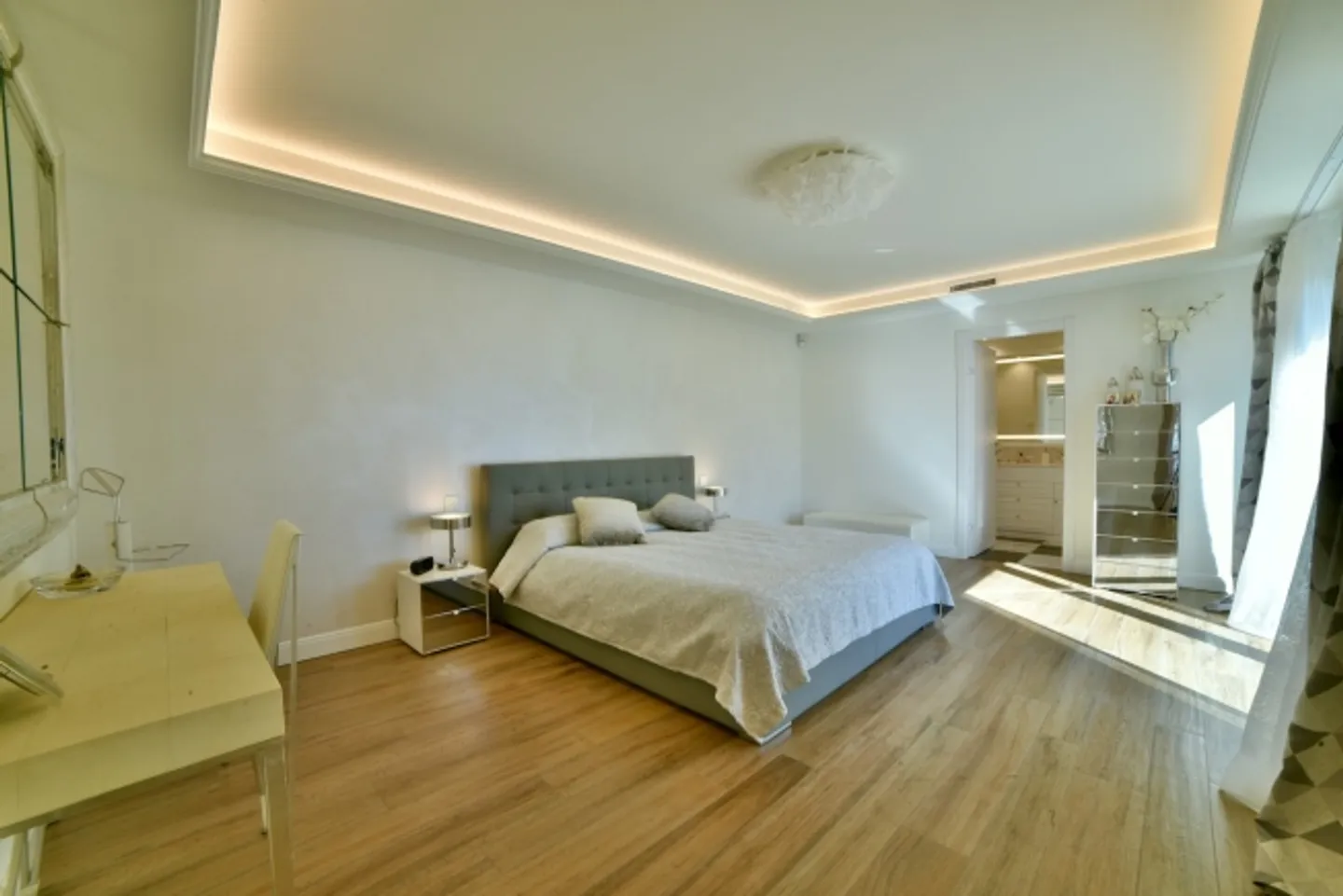 Ultramodern Luxury Villa with Breathtaking Lake and Green Views - Photo 13 of 20