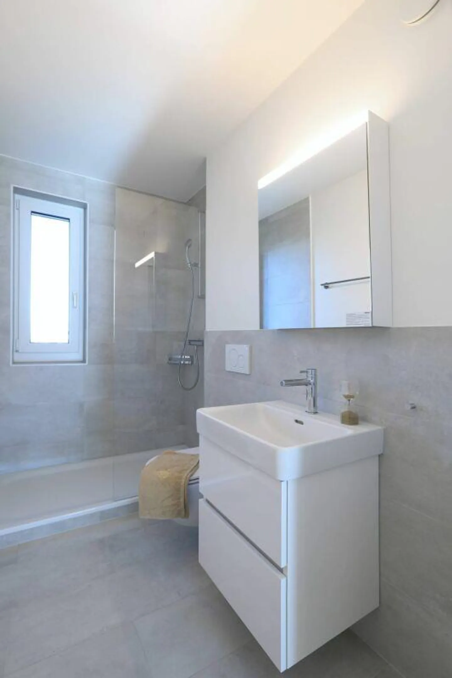 Appartement 4 pièces confortable avec coin salon dans le jardin - Photo 5 sur 8