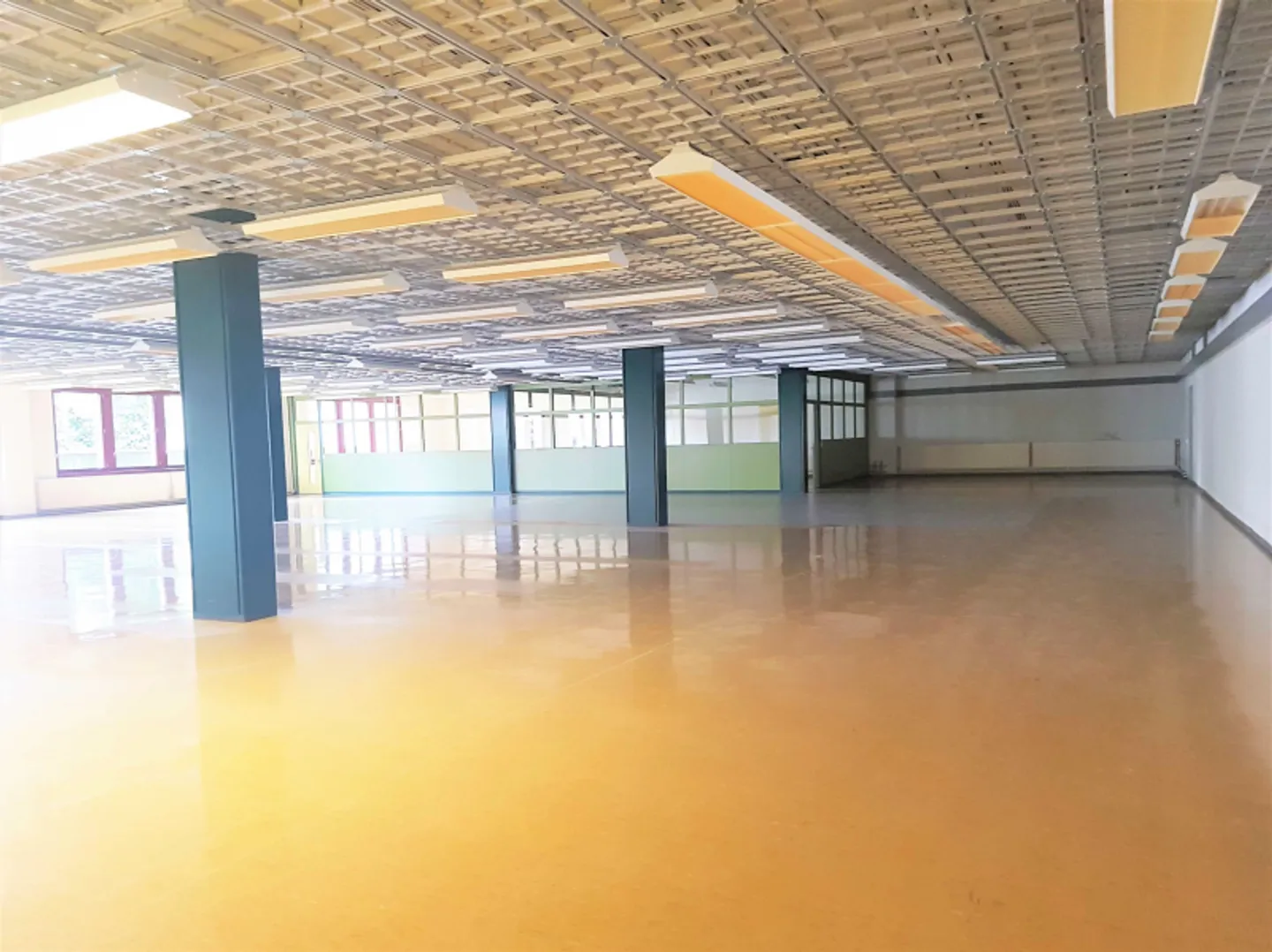 Spazio commerciale spazioso - Foto 1 di 3