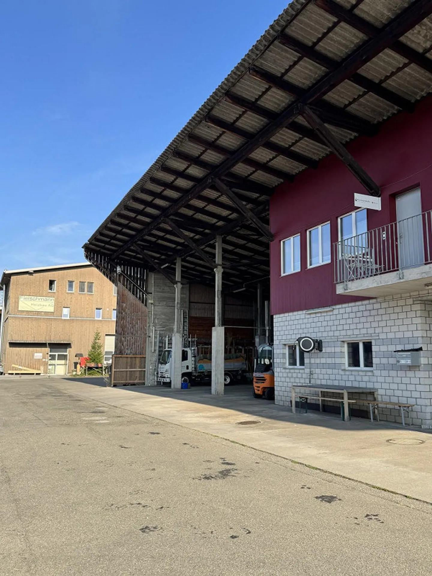 Versatile commercial property for immediate rent in Würenlos - Photo 1 of 13
