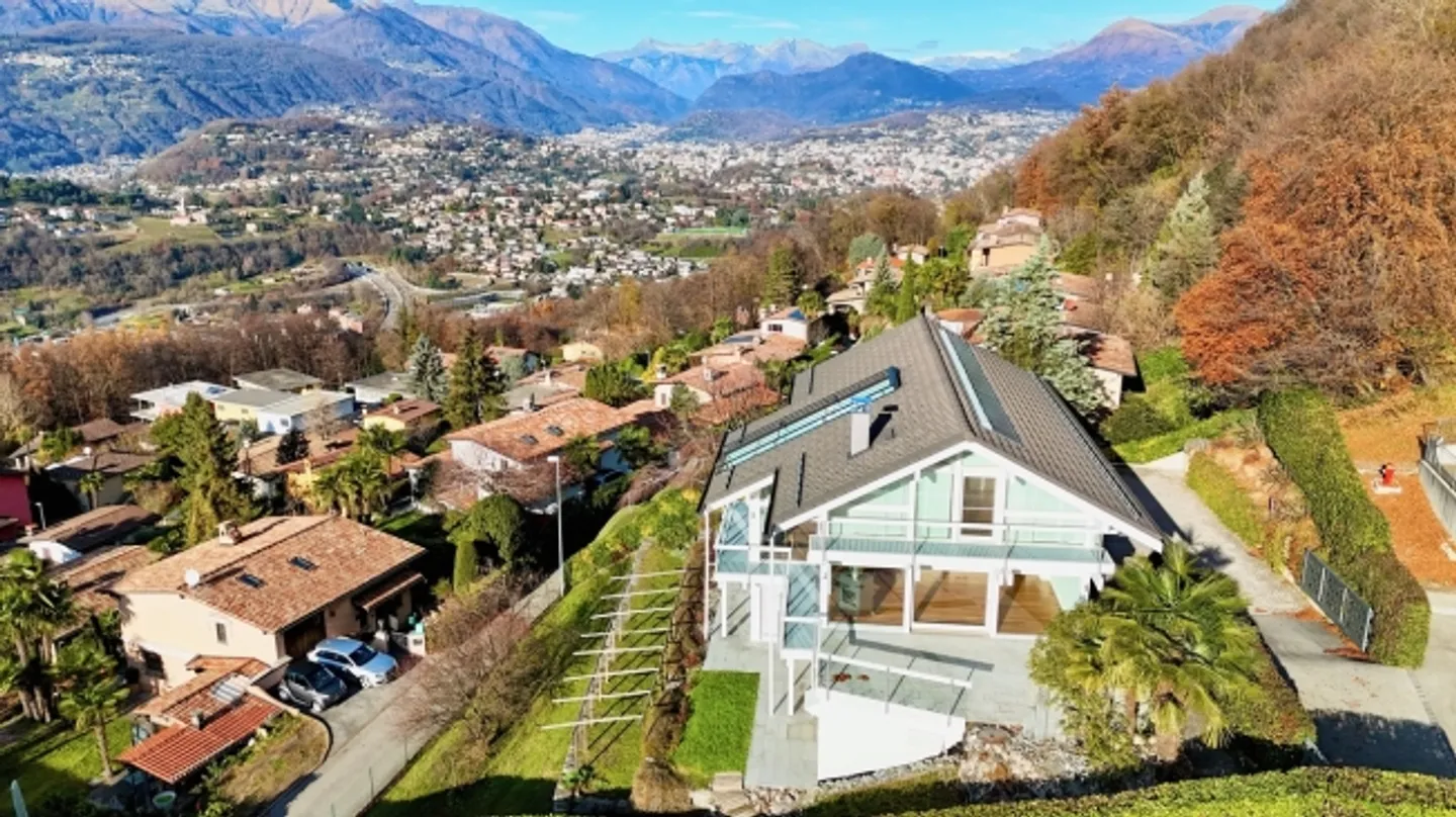 «Moderne und helle HUF HAUS Villa in Carabbia» - Foto 2 von 20