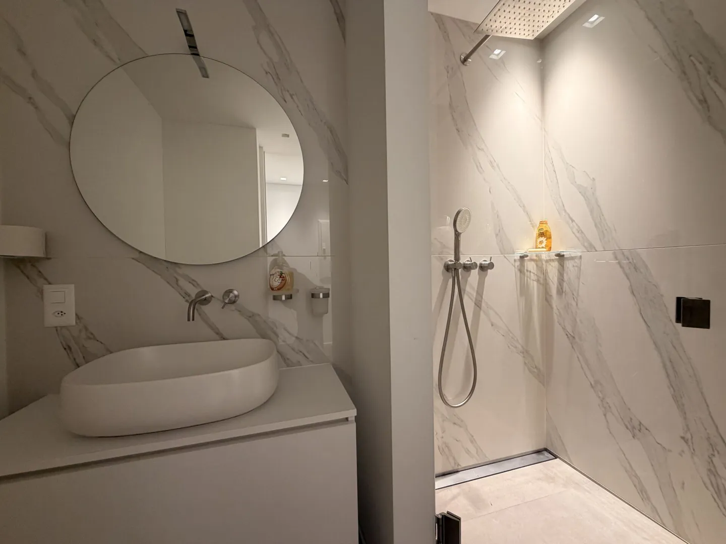 LUGANO - EXCLUSIVE PENTHOUSE WITH LAKE VIEW - SWIMMING POOL IN THE CENTRAL PARK RESIDENCE - Photo 9 of 15