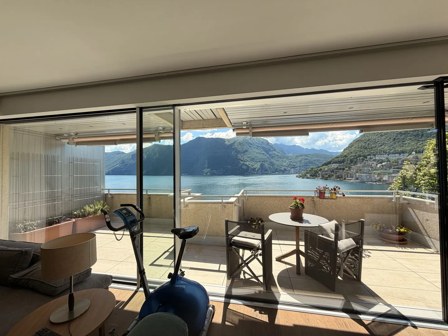 LUGANO - EXCLUSIVE PENTHOUSE WITH LAKE VIEW - SWIMMING POOL IN THE CENTRAL PARK RESIDENCE - Photo 11 of 15