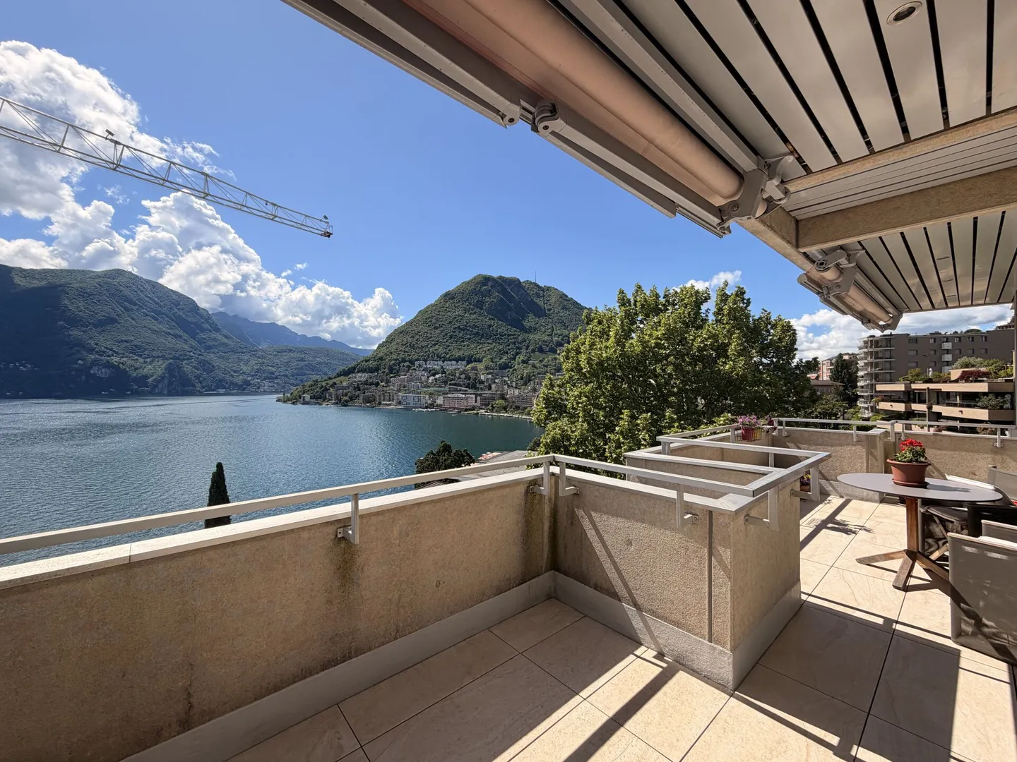 LUGANO - EXCLUSIVE PENTHOUSE WITH LAKE VIEW - SWIMMING POOL IN THE CENTRAL PARK RESIDENCE - Photo 13 of 15