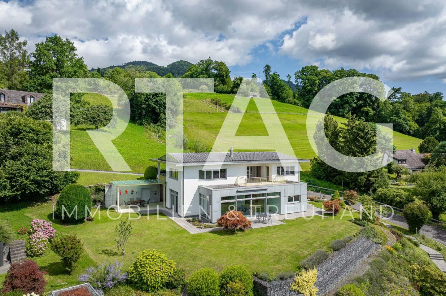 detached house - Photo 1 of 13