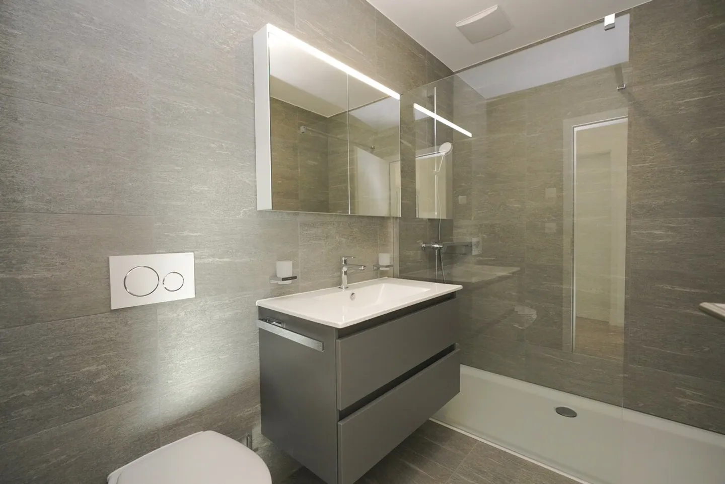 NOUVEL APPARTEMENT 2.5 PIÈCES AU 3E ÉTAGE À SIERRE - Photo 9 sur 11