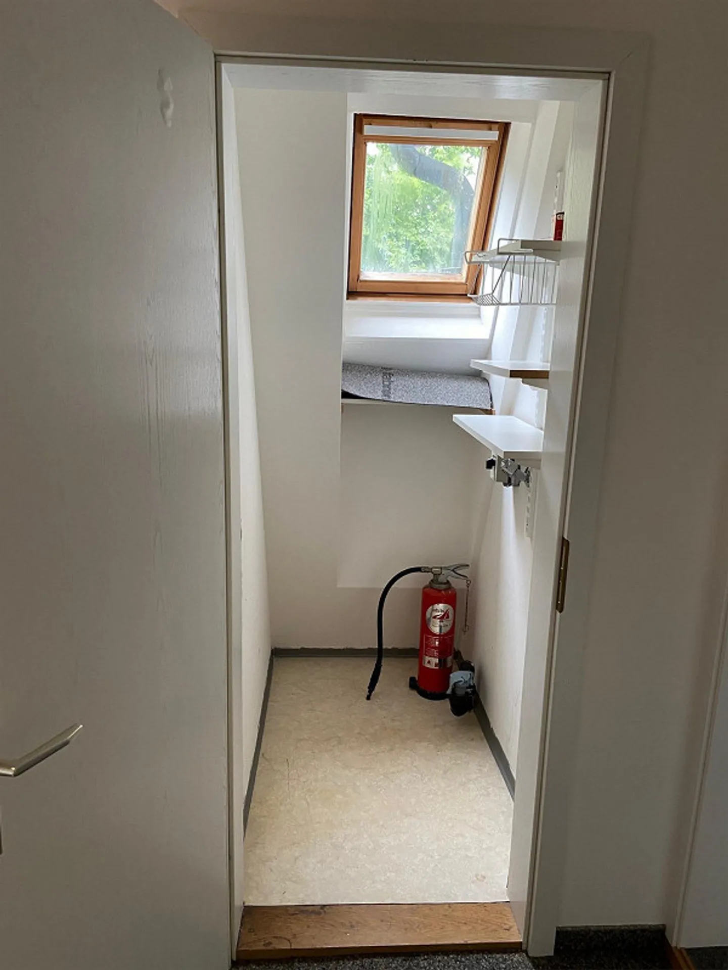 Romantic attic apartment with large, insulated attic - Photo 4 of 28
