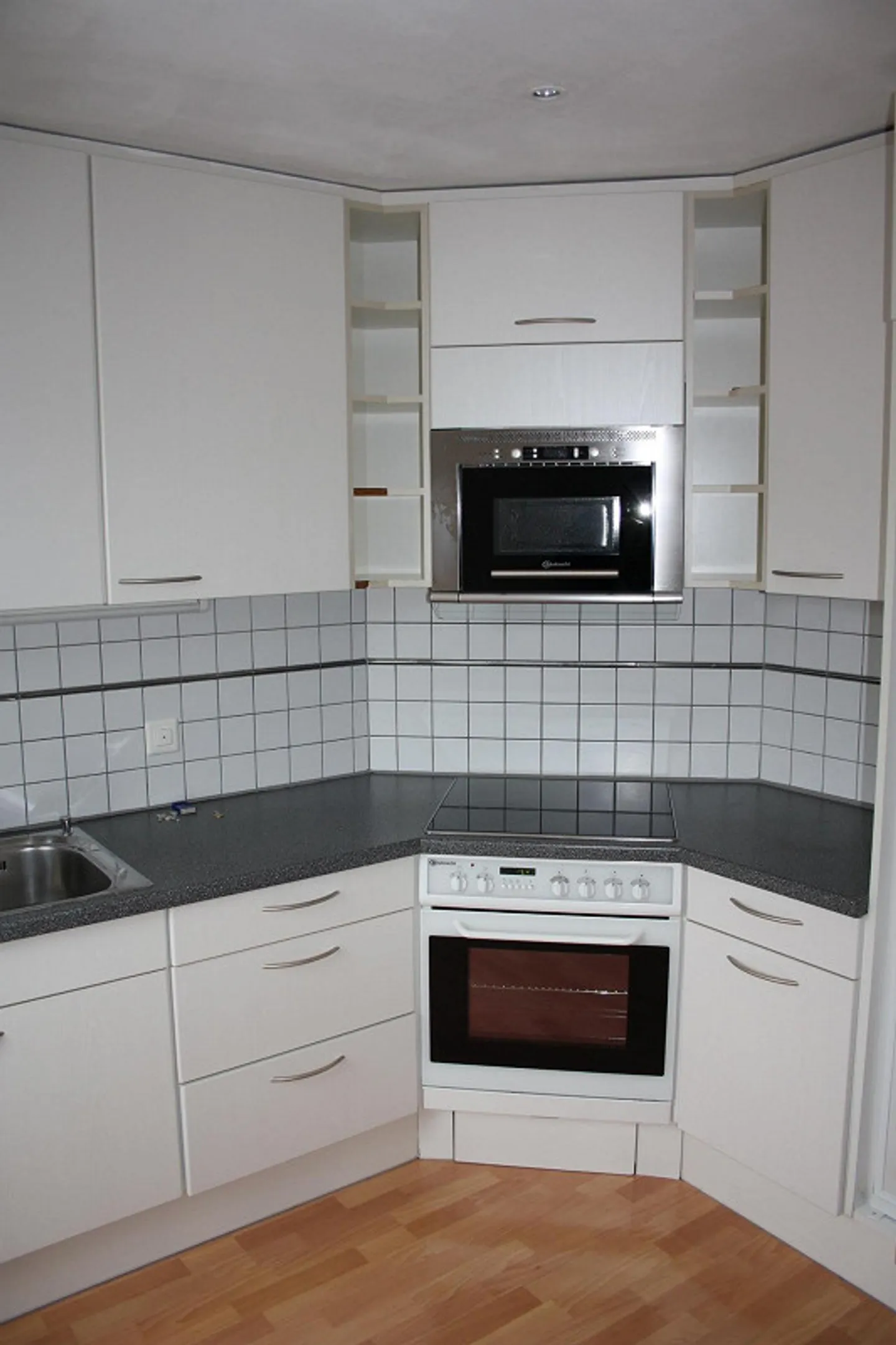 Romantic attic apartment with large, insulated attic - Photo 3 of 28