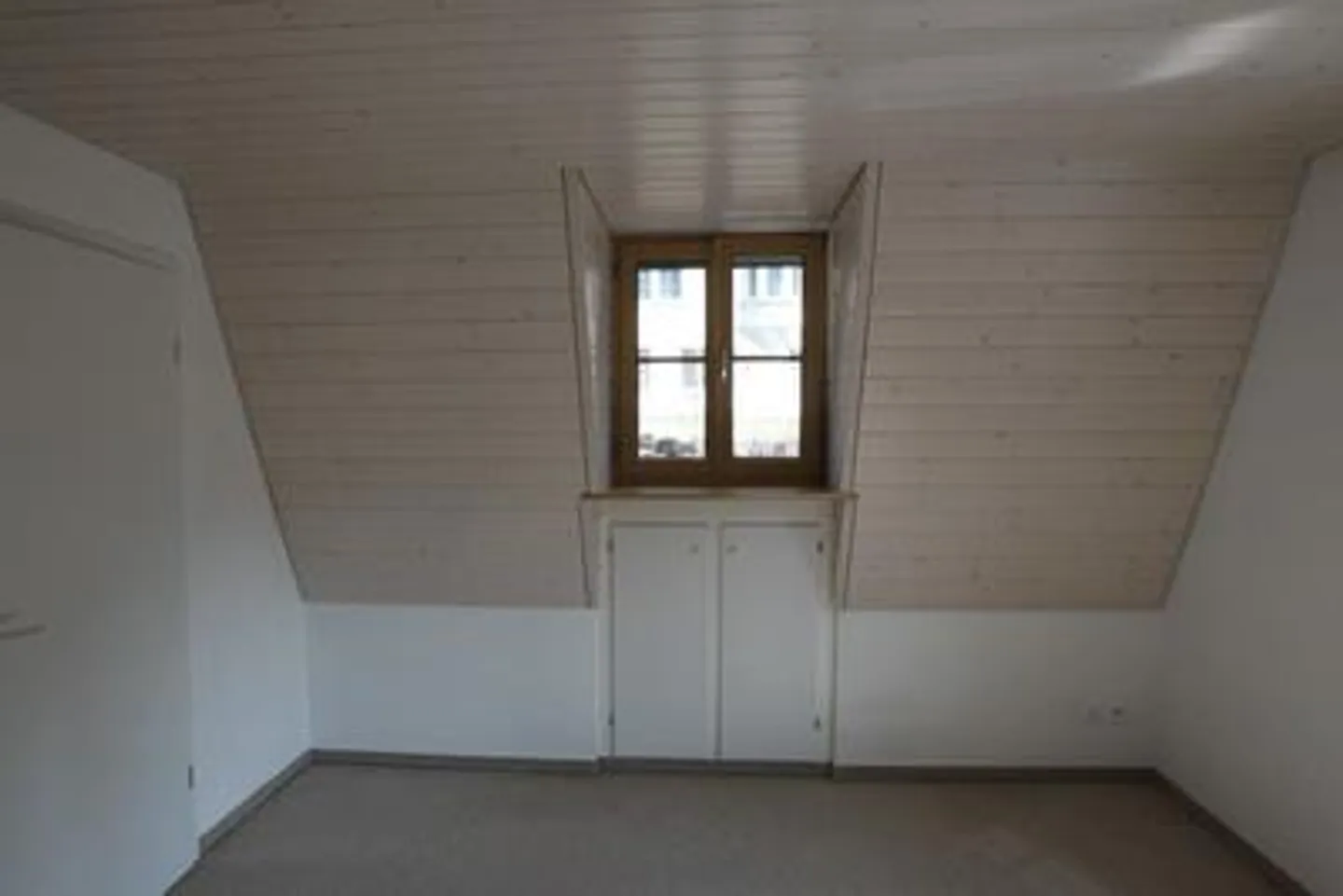 Romantic attic apartment with large, insulated attic - Photo 7 of 28