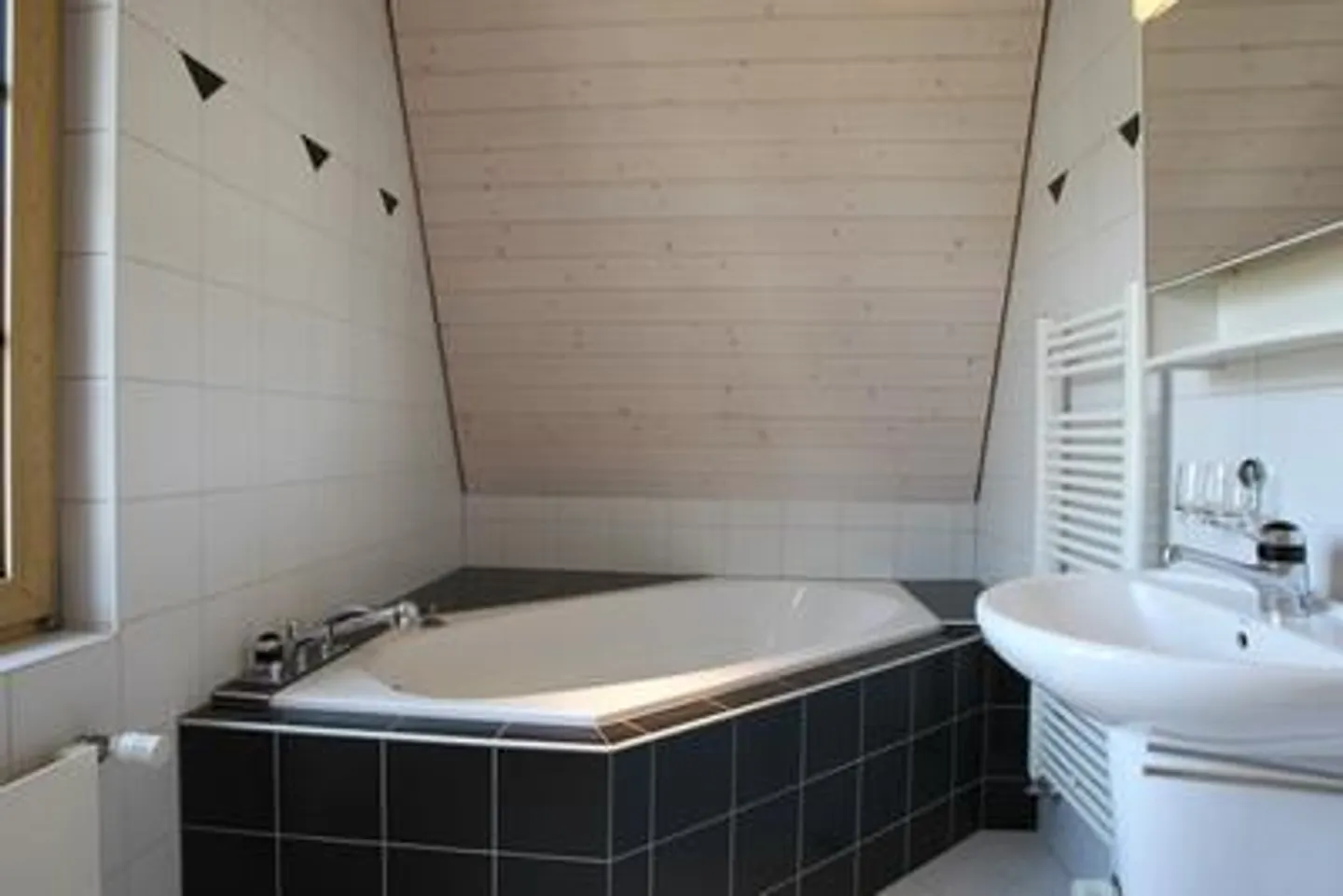 Romantic attic apartment with large, insulated attic - Photo 9 of 28