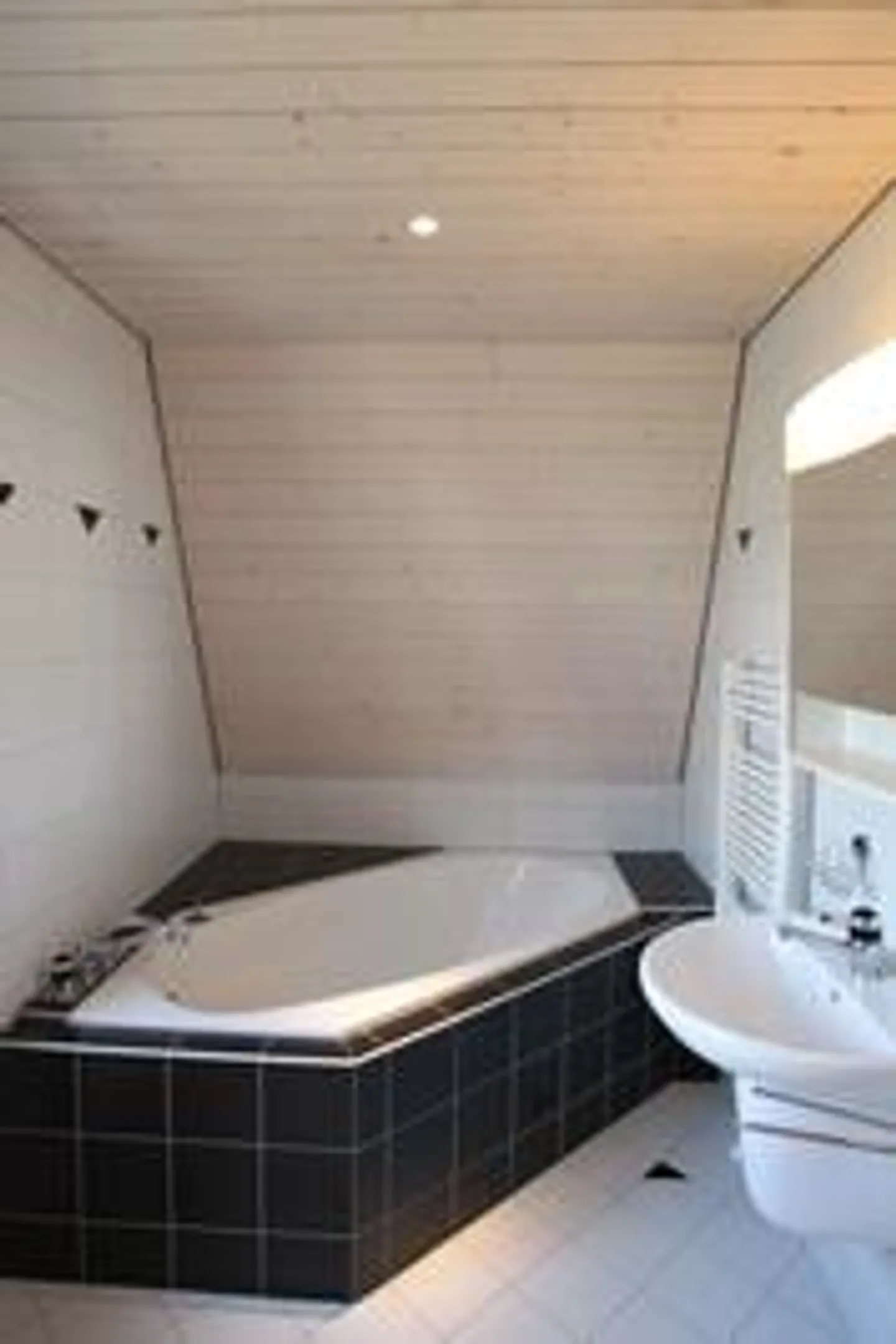 Romantic attic apartment with large, insulated attic - Photo 10 of 28
