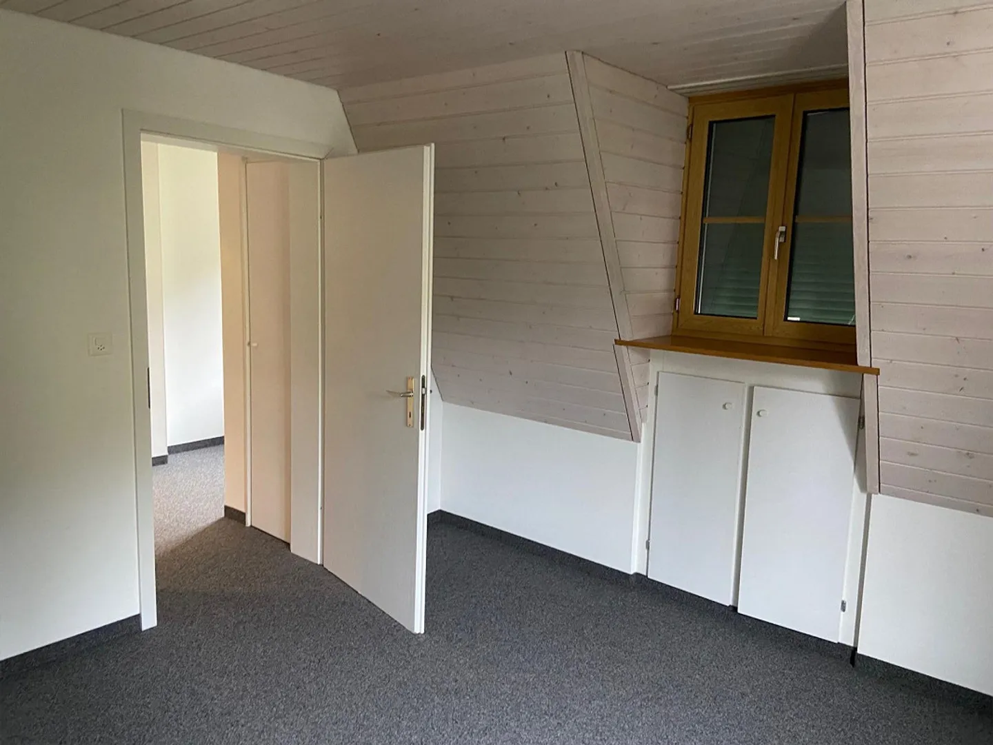 Romantic attic apartment with large, insulated attic - Photo 12 of 28