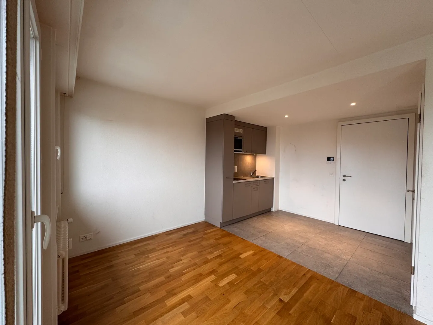 Cozy and bright studio close to all amenities - Photo 3 of 4