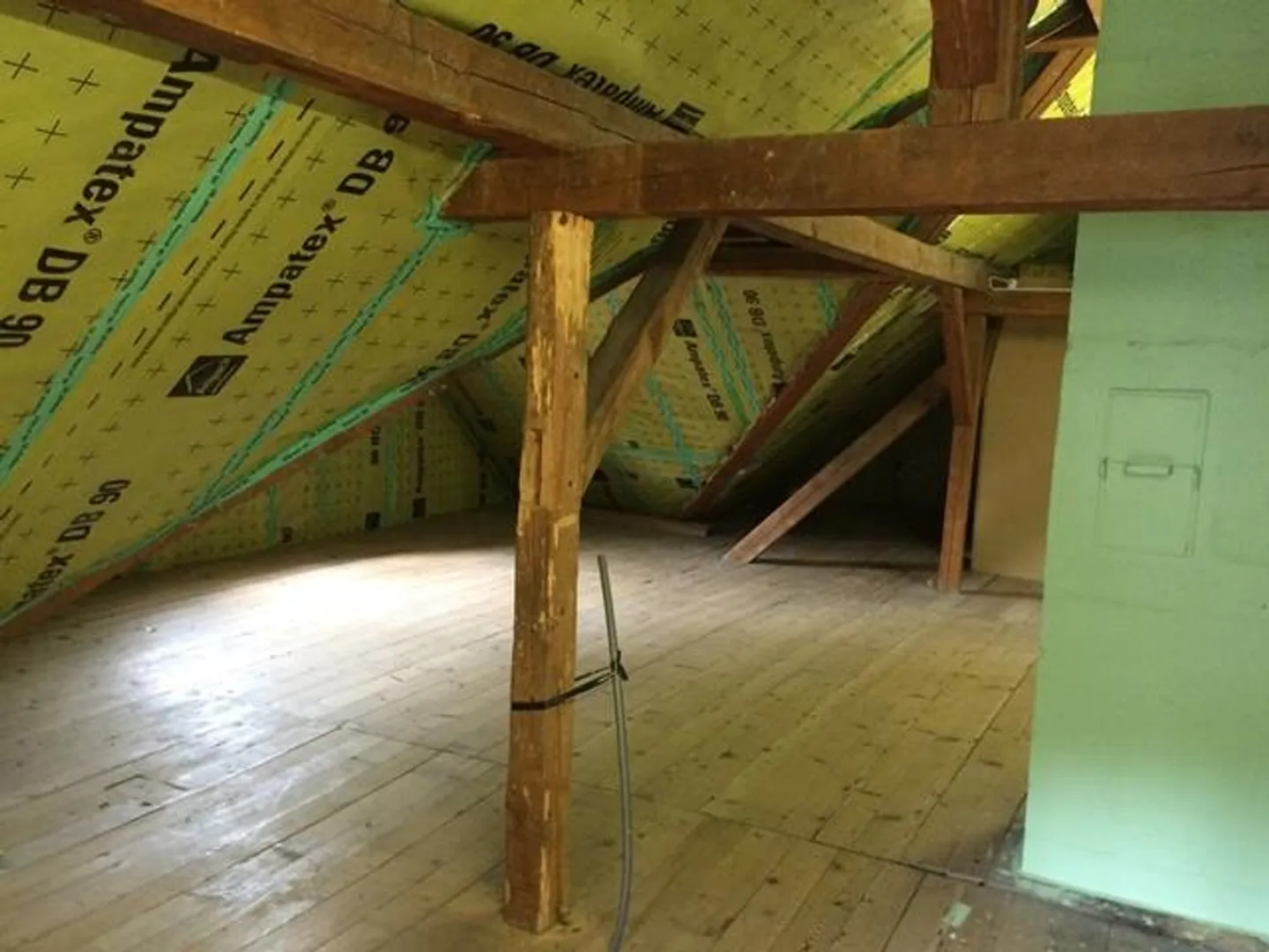 Romantic attic apartment with large, insulated attic - Photo 26 of 28