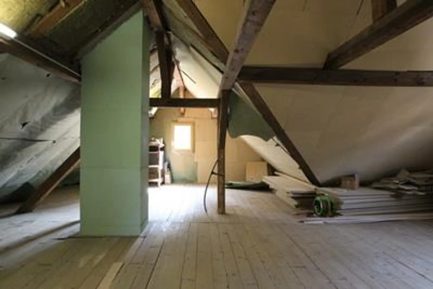 Romantic attic apartment with large, insulated attic - Photo 27 of 28