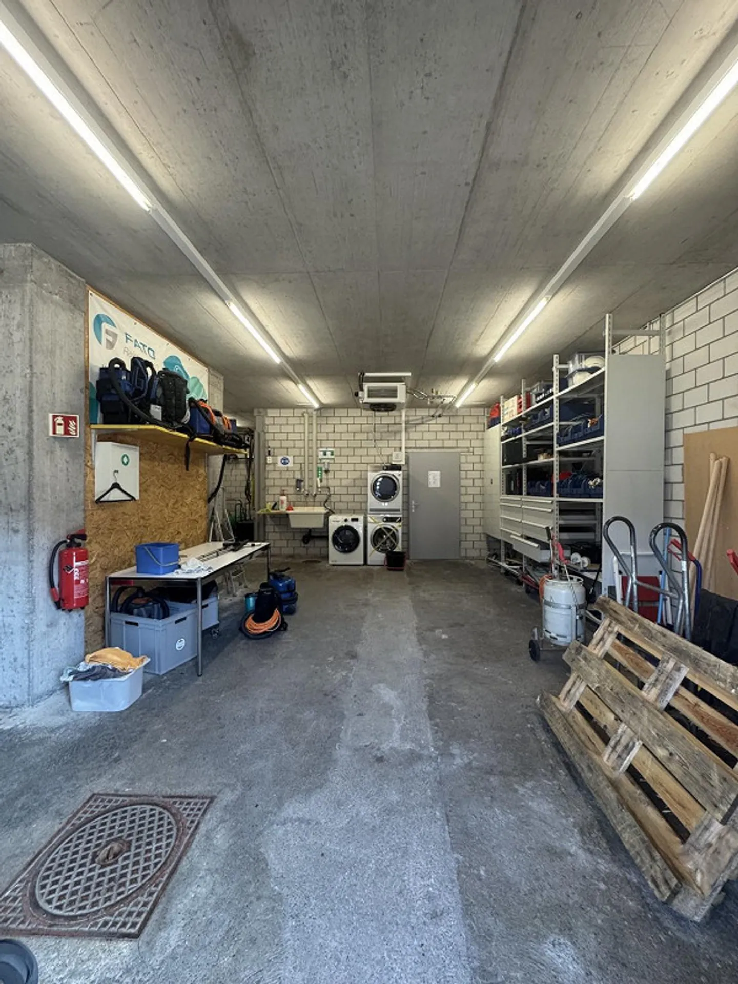 Versatile commercial property for immediate rent in Würenlos - Photo 9 of 13