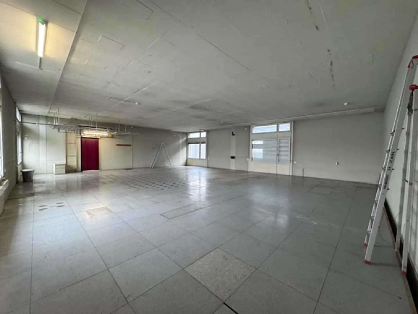 Mixed-use building for rent - Photo 2 of 8