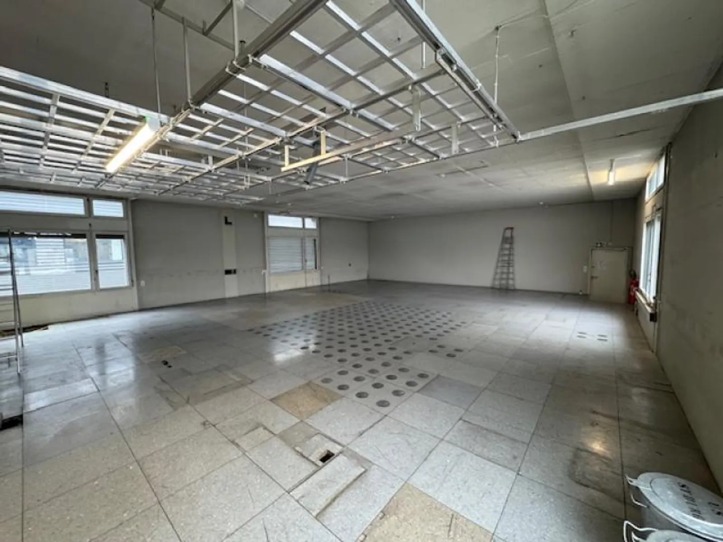 Mixed-use building for rent - Photo 6 of 8