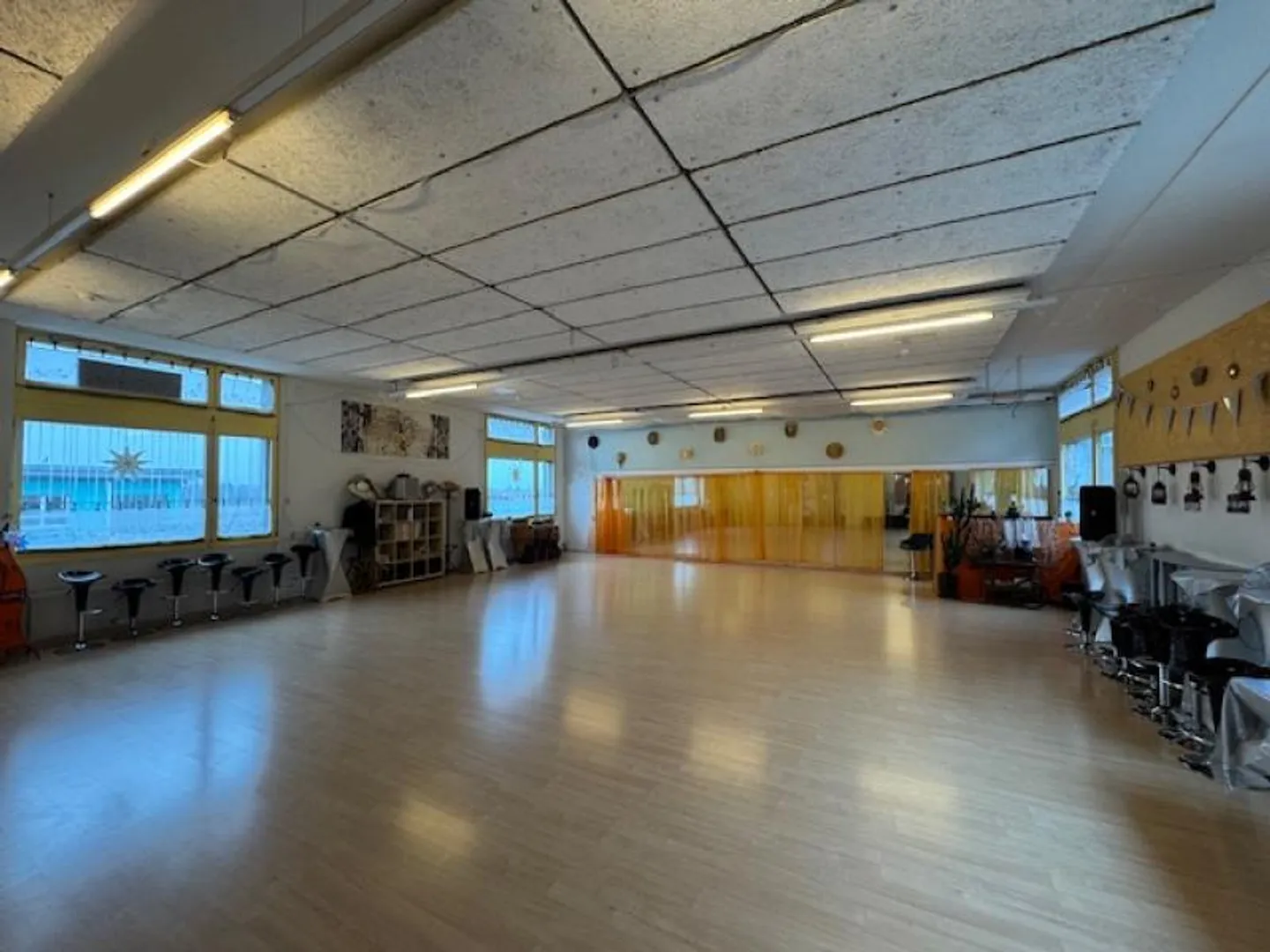 Mixed-use building for rent - Photo 3 of 8