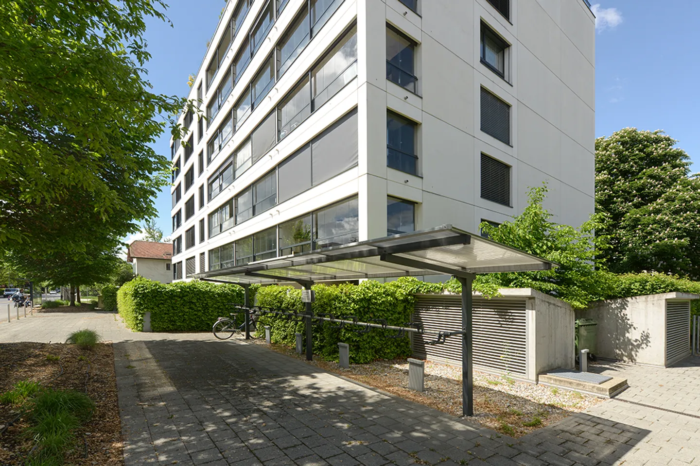 Überdachte Motorradparkplätze - Foto 2 von 3