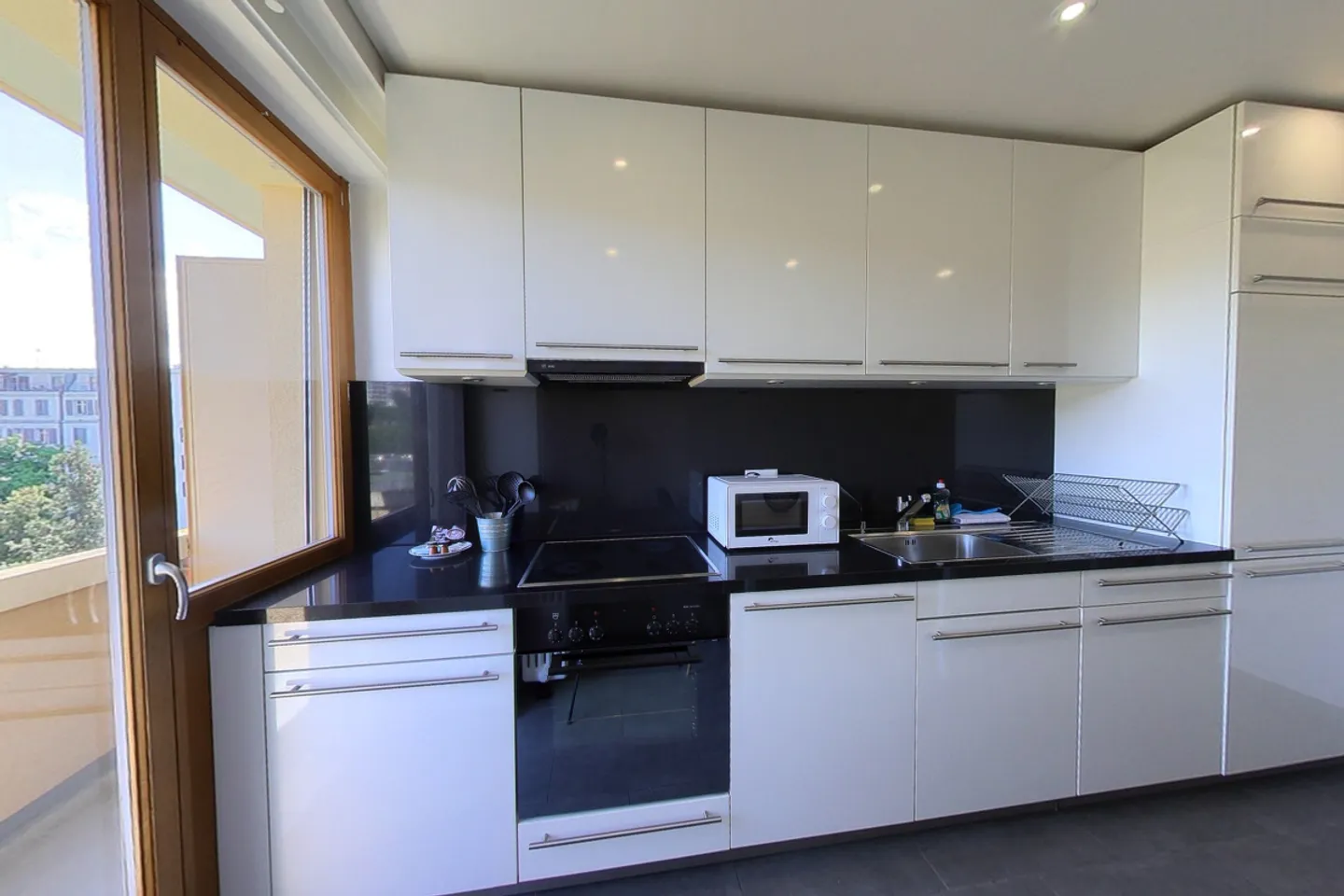 1-Bedroom Furnished Spacious Apartment with Balcony in Geneva! - Foto 3 di 19