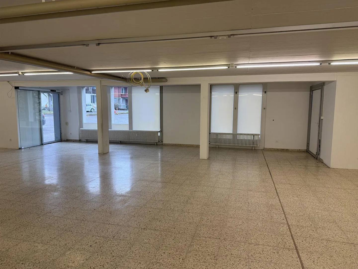 160 m2 commercial/storage space with 627 m2 outdoor/parking area/garage - Photo 4 of 9