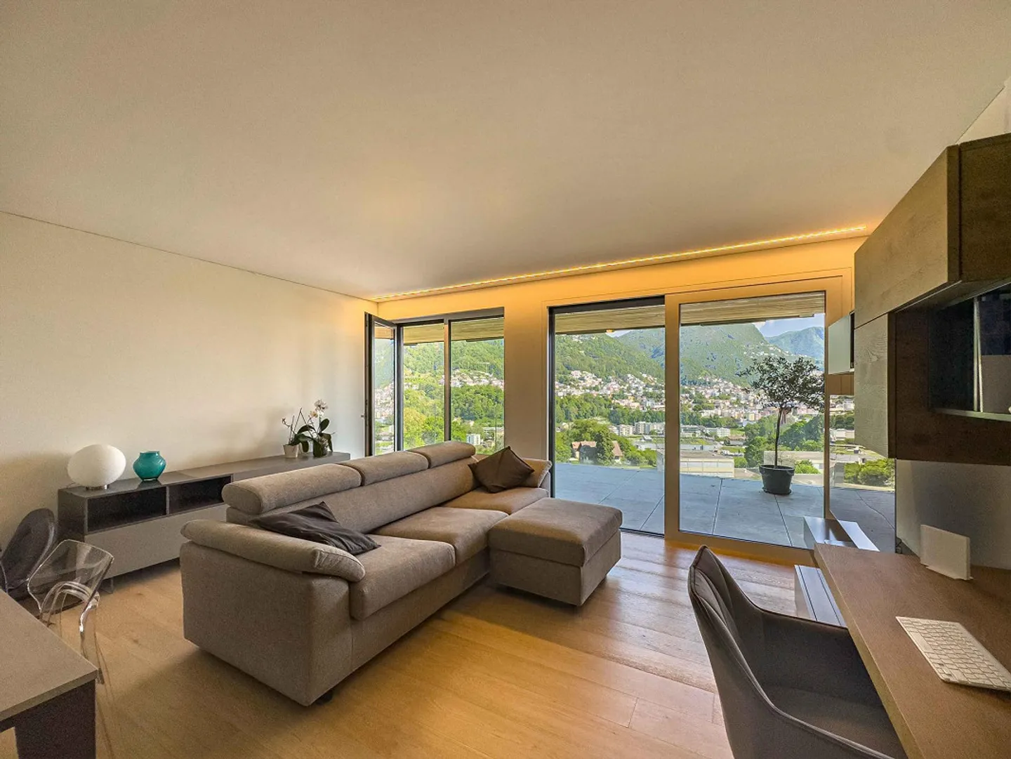 Moderno appartamento di 2,5 stanze con terrazza a Canobbio - Foto 1 di 8