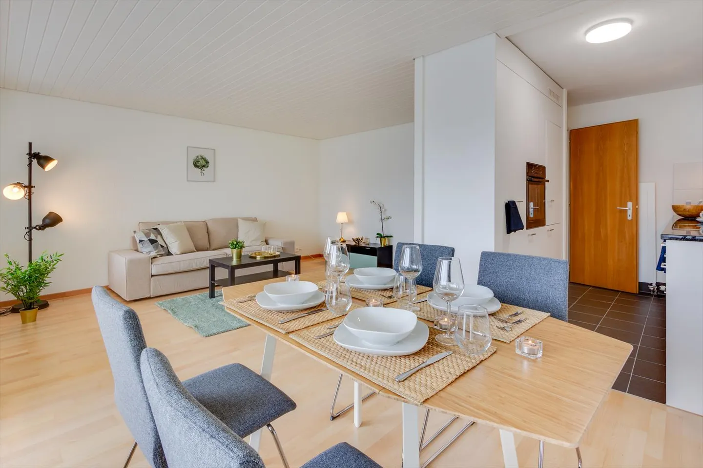 Profitez de moments ensoleillés sur le grand balcon ! - Photo 2 sur 9