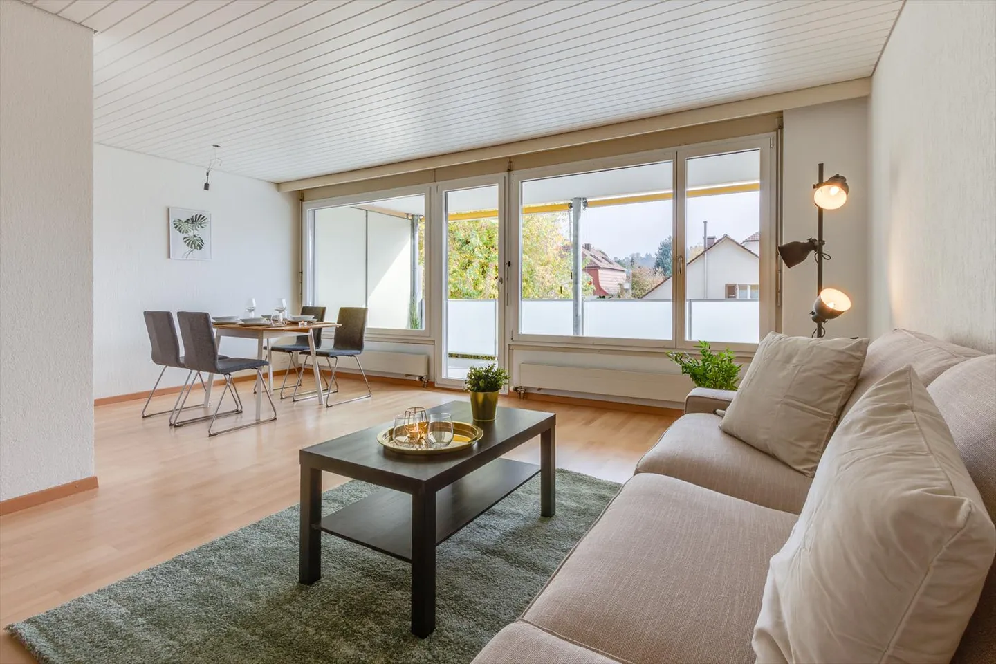 Profitez de moments ensoleillés sur le grand balcon ! - Photo 3 sur 9