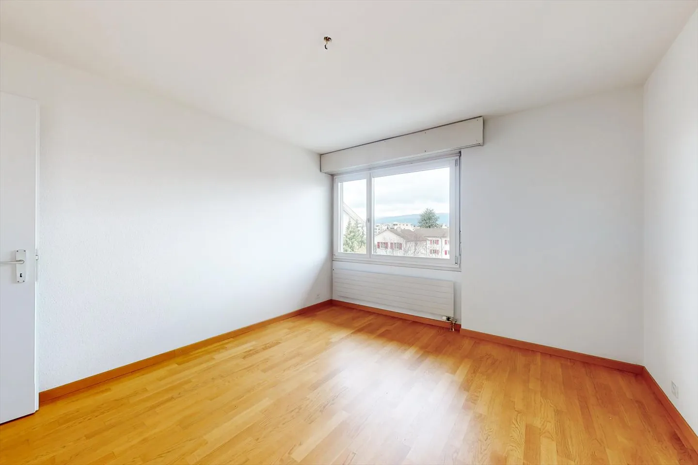 Profitez de moments ensoleillés sur le grand balcon ! - Photo 4 sur 9