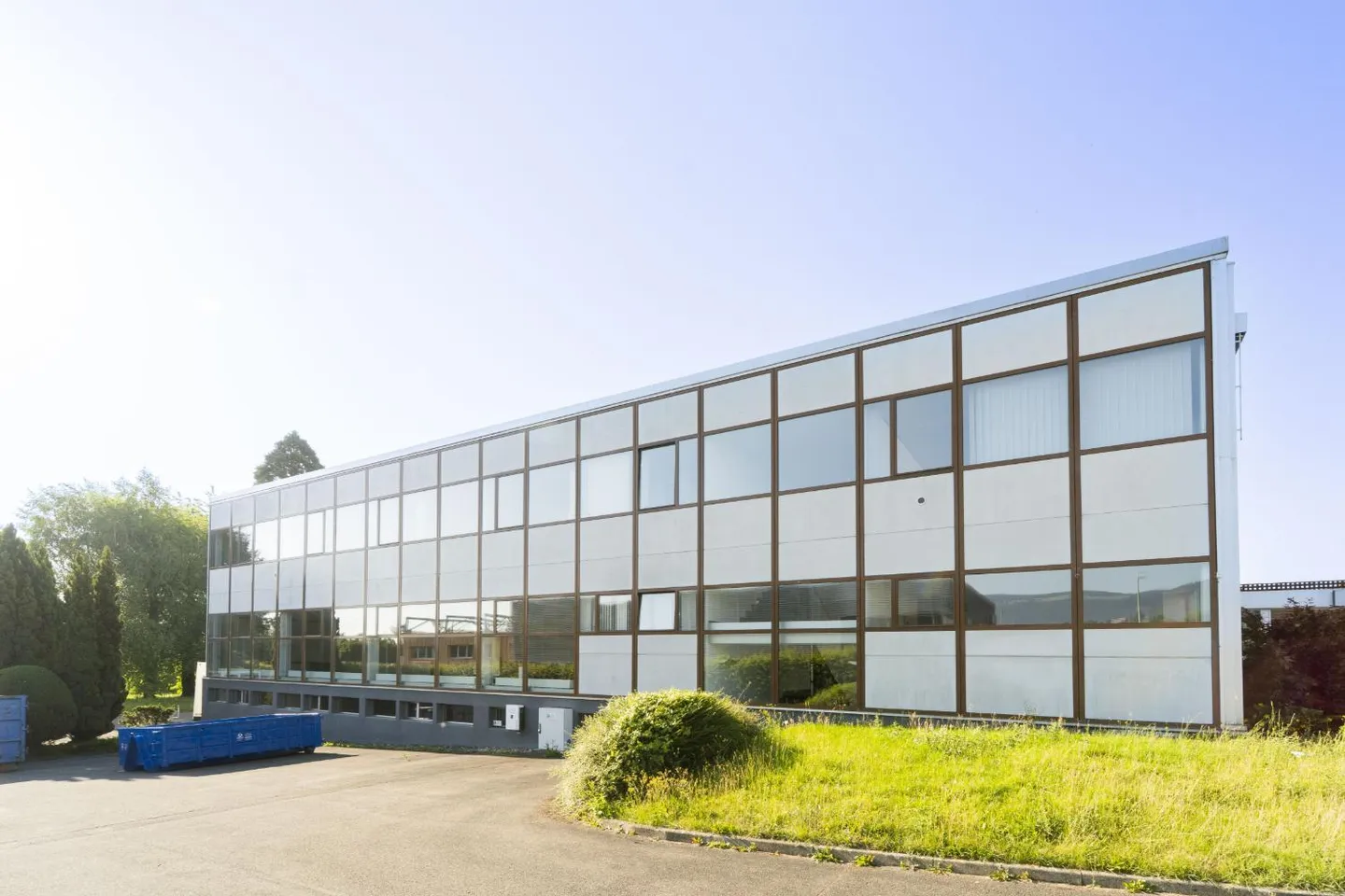 Industrial and administrative building of 960 m2 for rent - Photo 1 of 21