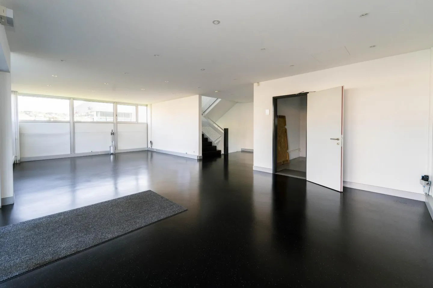 Industrial and administrative building of 960 m2 for rent - Photo 10 of 21