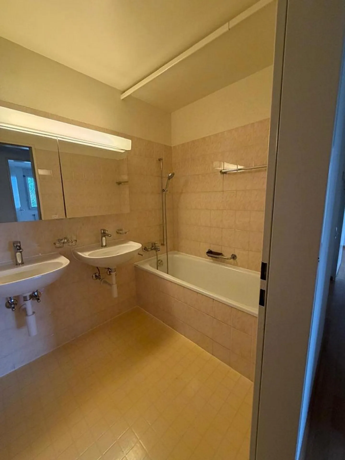 Appartement lumineux de 4 pièces avec belle vue dans un emplacement calme - Photo 8 sur 10