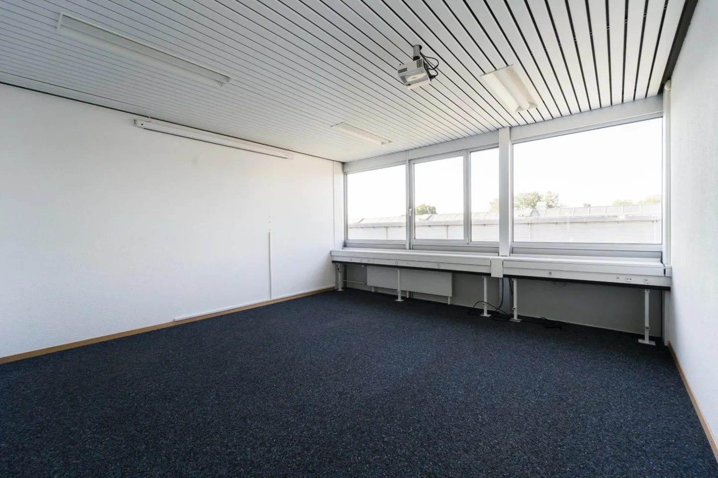 Industrial and administrative building of 960 m2 for rent - Photo 14 of 21