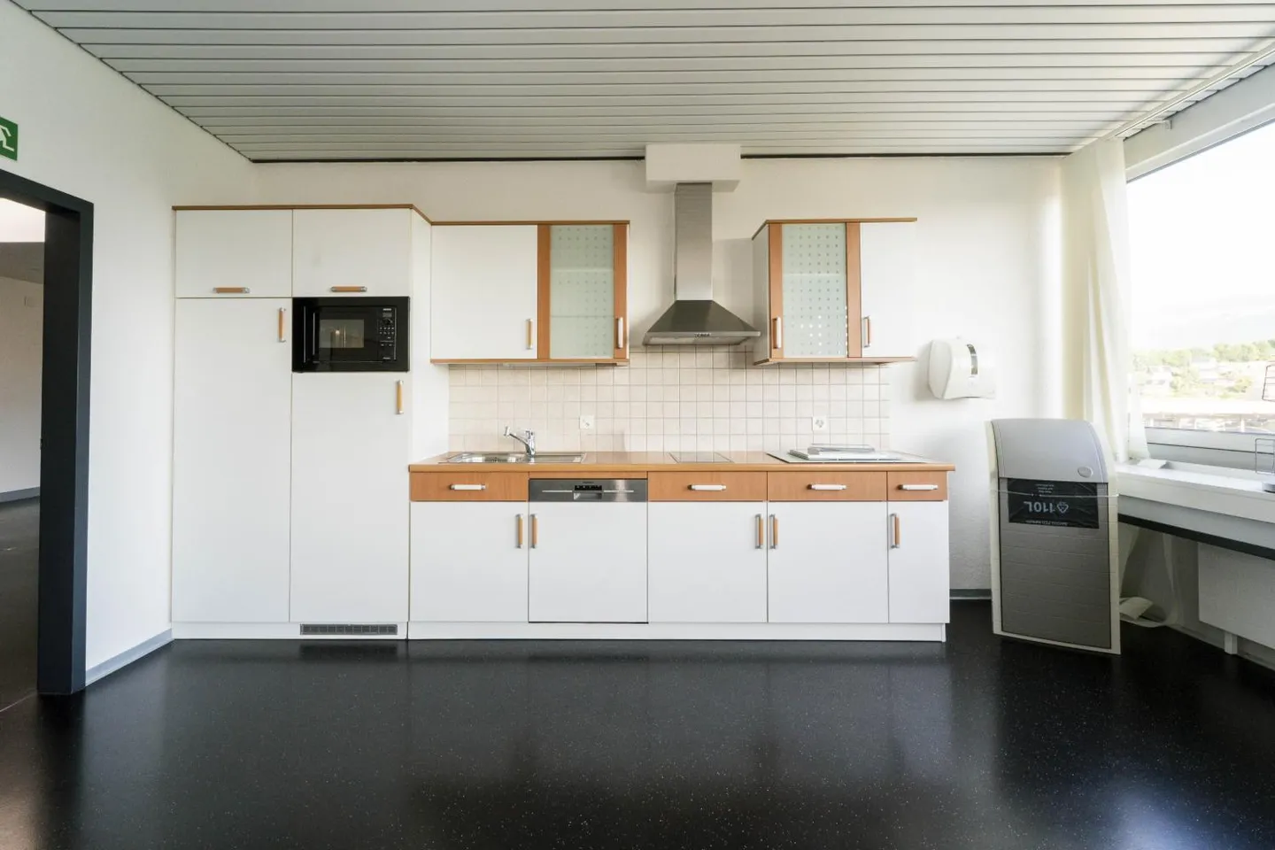 Industrial and administrative building of 960 m2 for rent - Photo 17 of 21