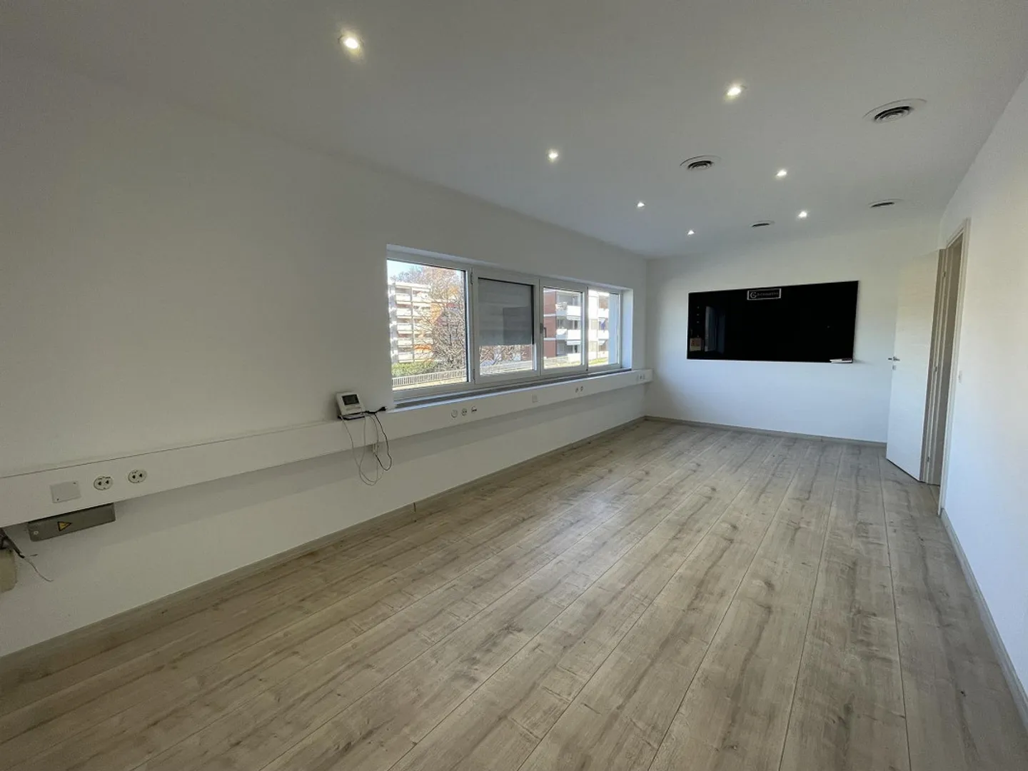 BÜRO AUF ZWEI EBENEN UND 6 PARKPLÄTZE ZU EINEM SUPER PREIS - Foto 1 von 13