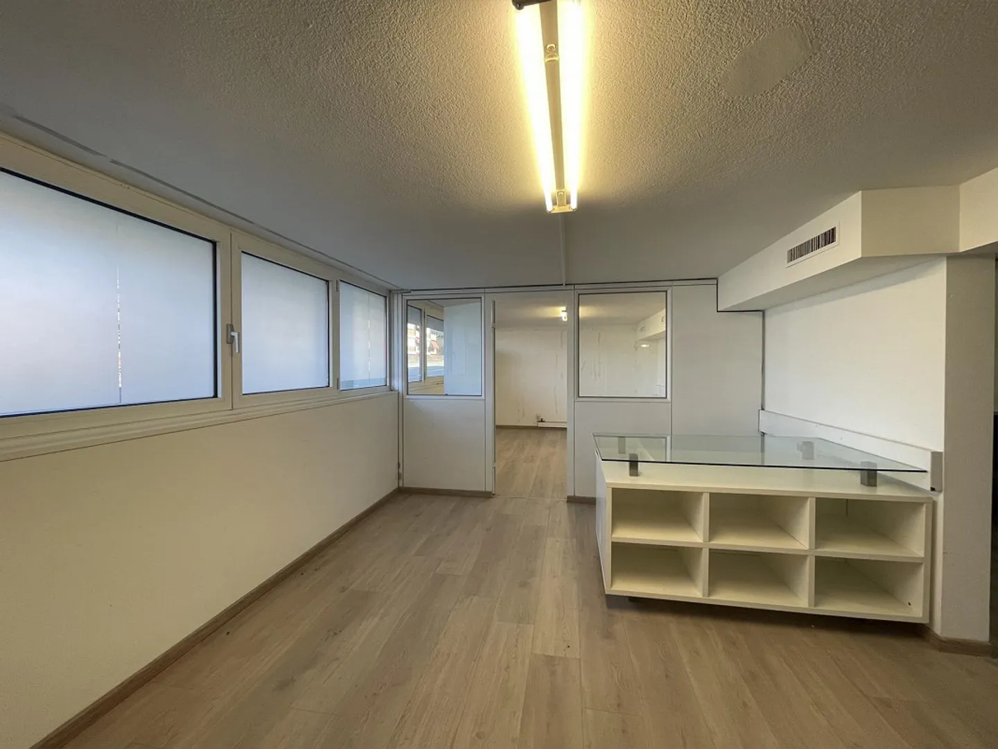 BÜRO AUF ZWEI EBENEN UND 6 PARKPLÄTZE ZU EINEM SUPER PREIS - Foto 6 von 13