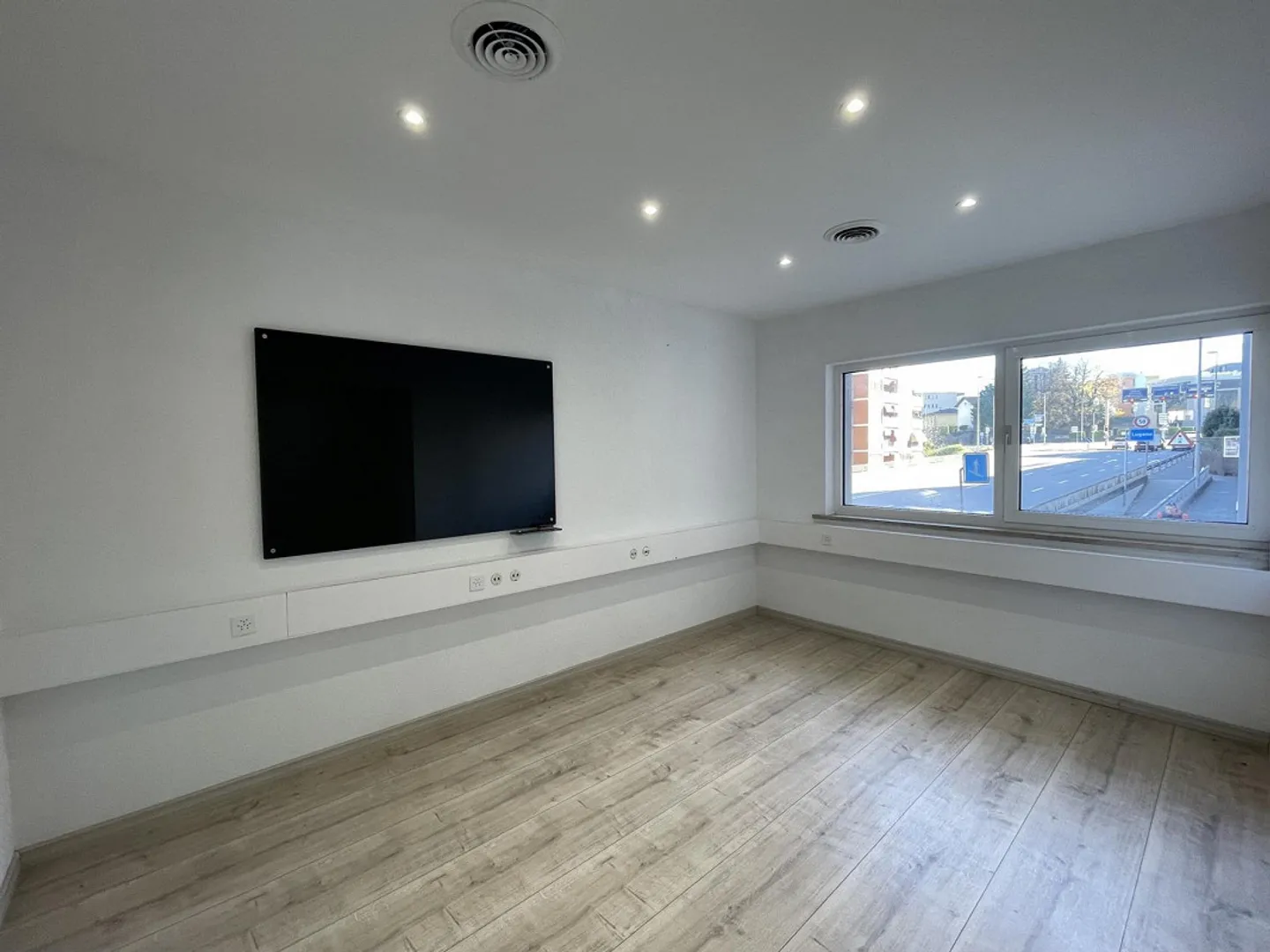 BÜRO AUF ZWEI EBENEN UND 6 PARKPLÄTZE ZU EINEM SUPER PREIS - Foto 8 von 13