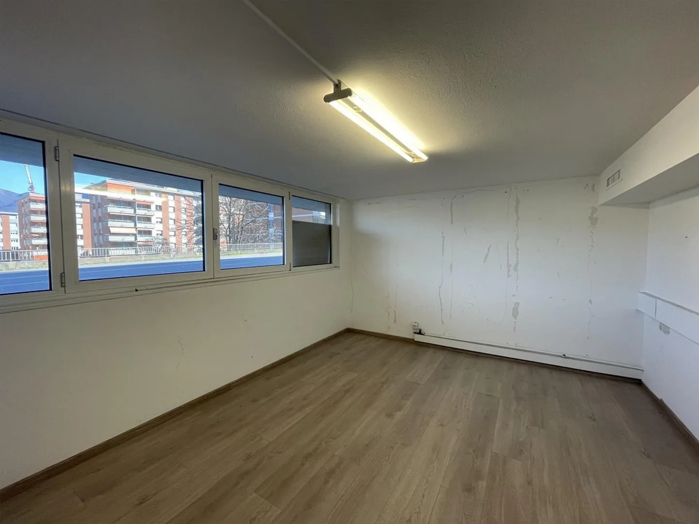 BÜRO AUF ZWEI EBENEN UND 6 PARKPLÄTZE ZU EINEM SUPER PREIS - Foto 10 von 13