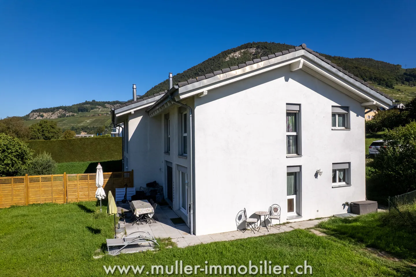 Villa bifamiliare con grande terreno e vista spettacolare a Ollon - Foto 2 di 17