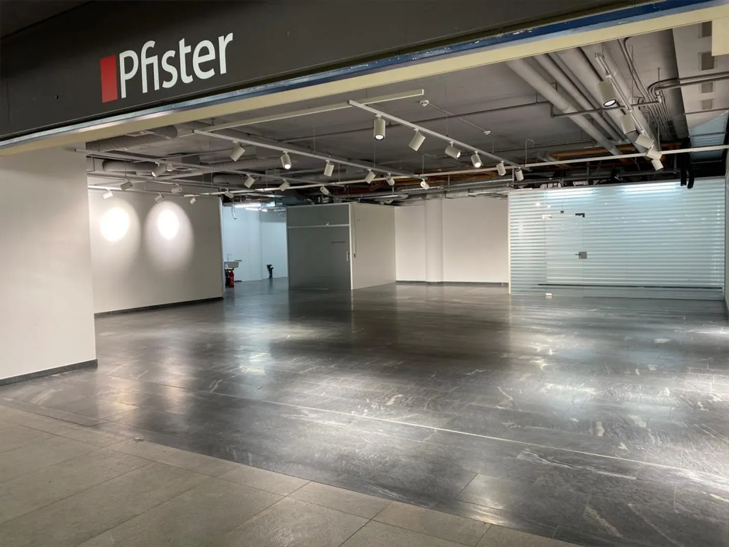 Superficie di vendita di 155 m2 con 47 m2 di magazzino - Foto 4 di 5