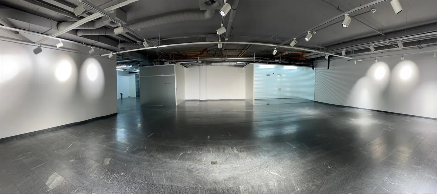 Superficie di vendita di 155 m2 con 47 m2 di magazzino - Foto 5 di 5