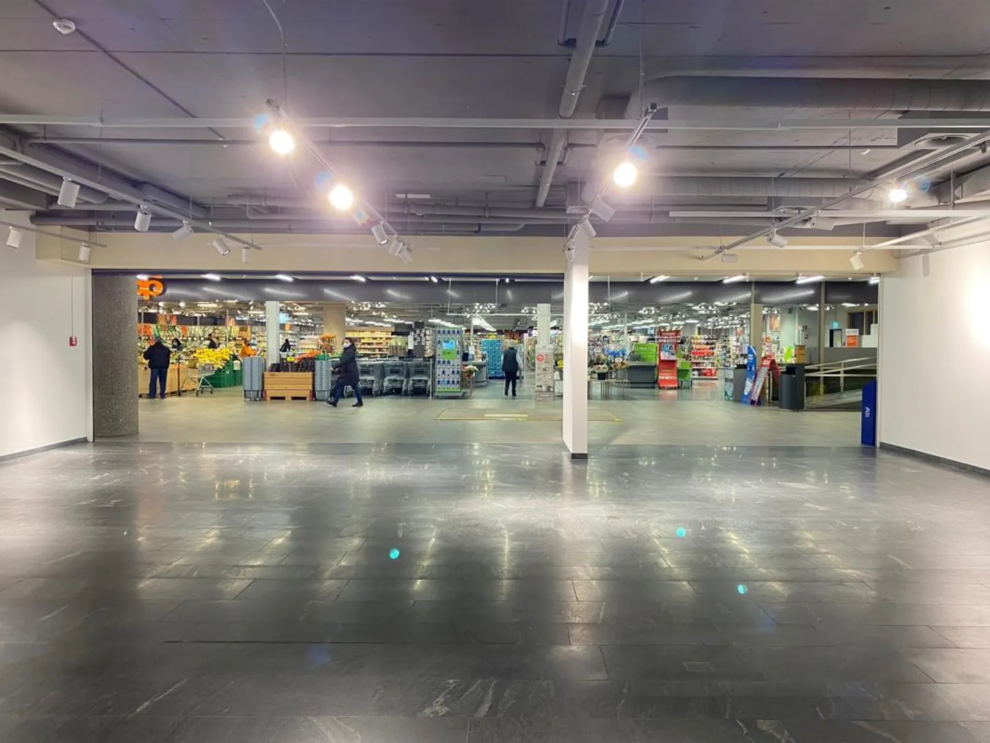 Superficie di vendita di 155 m2 con 47 m2 di magazzino - Foto 2 di 5