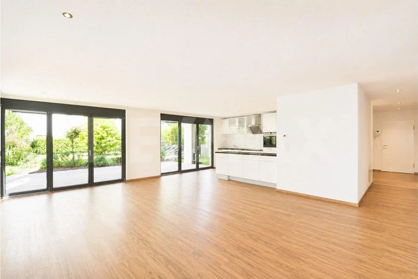 Spacious ground floor apartment with private garden - ideal for families - Photo 2 of 13